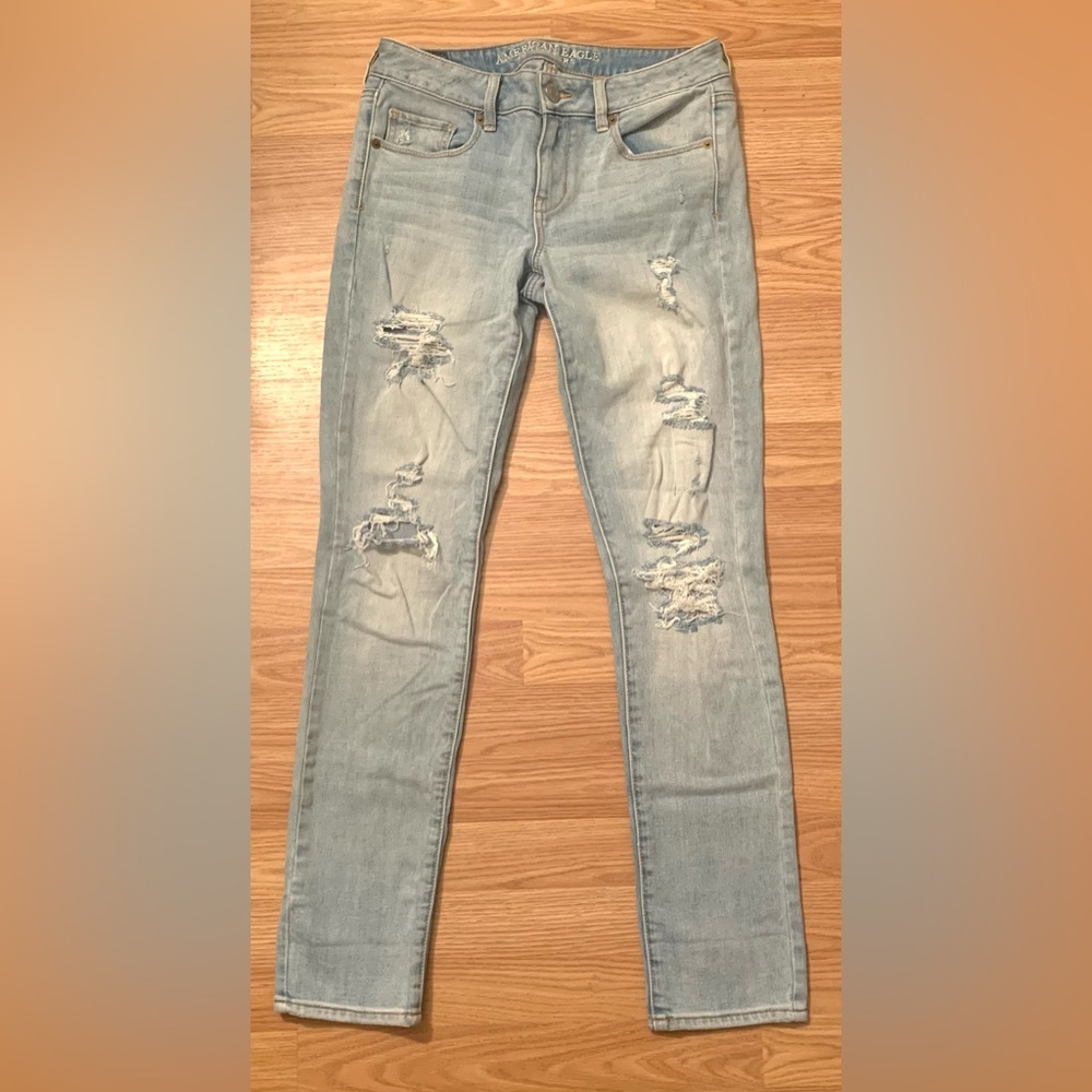 American Eagle Light Wash Skinny Jeans (Distressed)